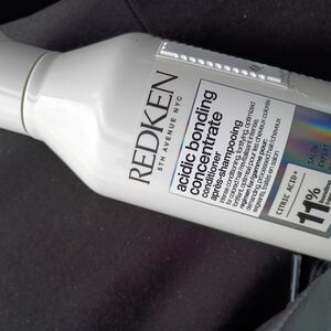 Redken Acidic Bonding Concentrate Conditioner — White